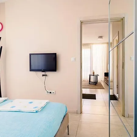 луксозна триетажна къща в центъра на Villa *