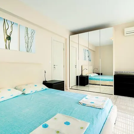 Villa луксозна триетажна къща в центъра на Primorsko