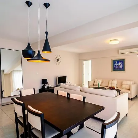 луксозна триетажна къща в центъра на 빌라 프리모르스코