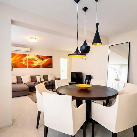 луксозна триетажна къща в центъра на 프리모르스코