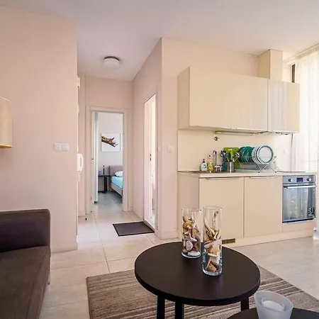 луксозна триетажна къща в центъра на 빌라 프리모르스코