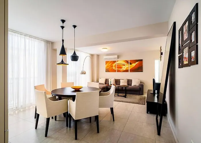 Villa луксозна триетажна къща в центъра на *