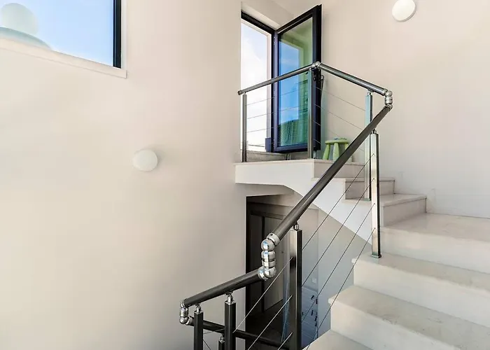 Villa луксозна триетажна къща в центъра на Primorsko