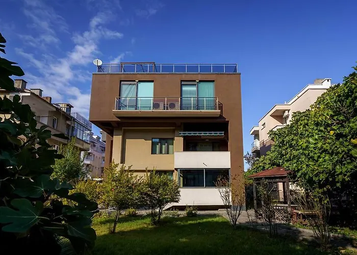 Villa луксозна триетажна къща в центъра на *