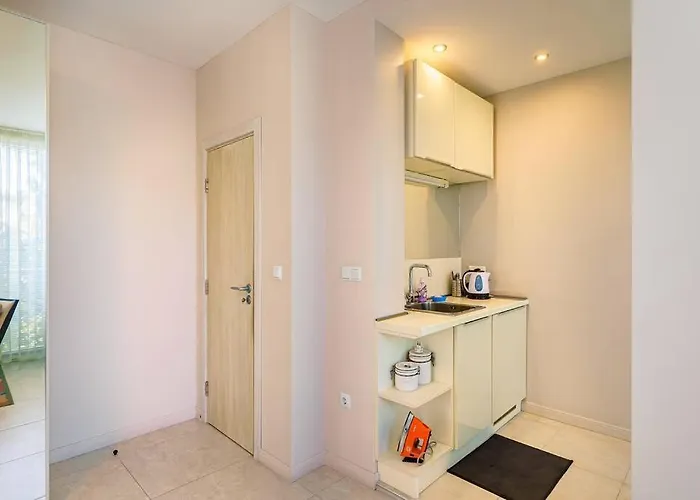 луксозна триетажна къща в центъра на * Primorsko