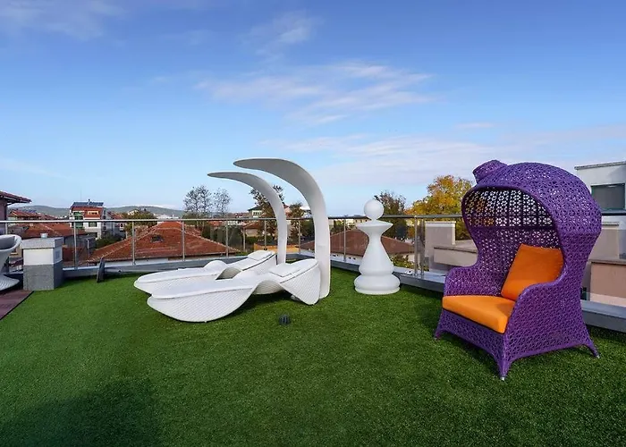 Villa луксозна триетажна къща в центъра на Primorsko