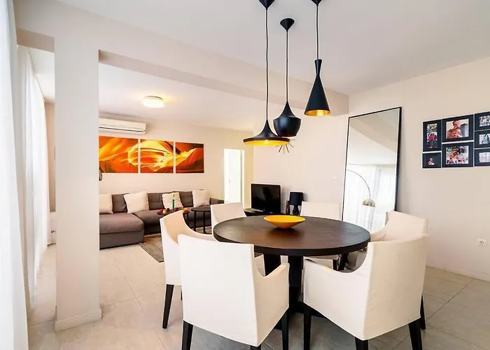 луксозна триетажна къща в центъра на Primorsko