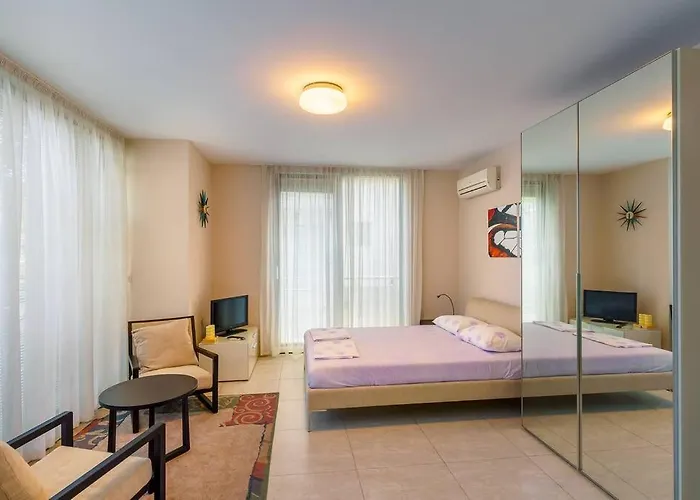 Villa луксозна триетажна къща в центъра на