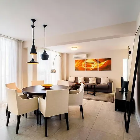 Villa луксозна триетажна къща в центъра на *