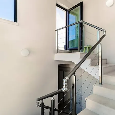 Villa луксозна триетажна къща в центъра на Primorsko