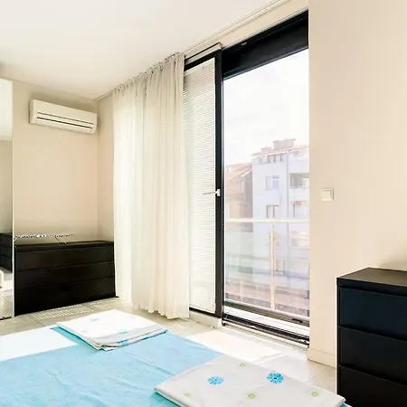 луксозна триетажна къща в центъра на * Primorsko