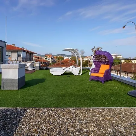 Villa луксозна триетажна къща в центъра на