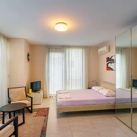 Villa луксозна триетажна къща в центъра на