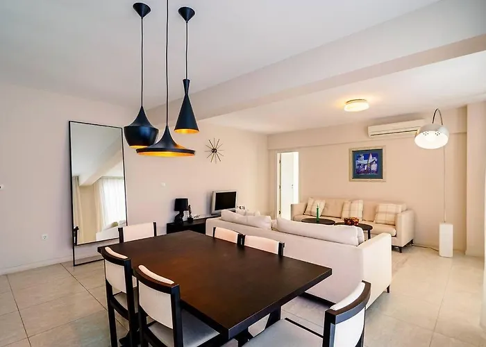 луксозна триетажна къща в центъра на Willa Primorsko