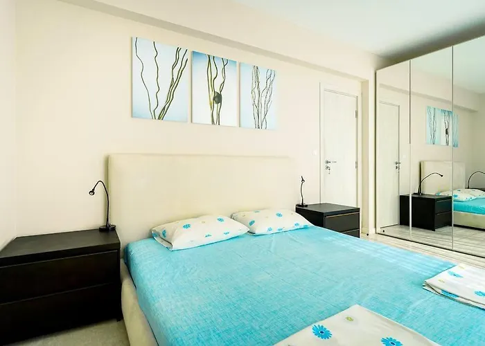 луксозна триетажна къща в центъра на * Primorsko