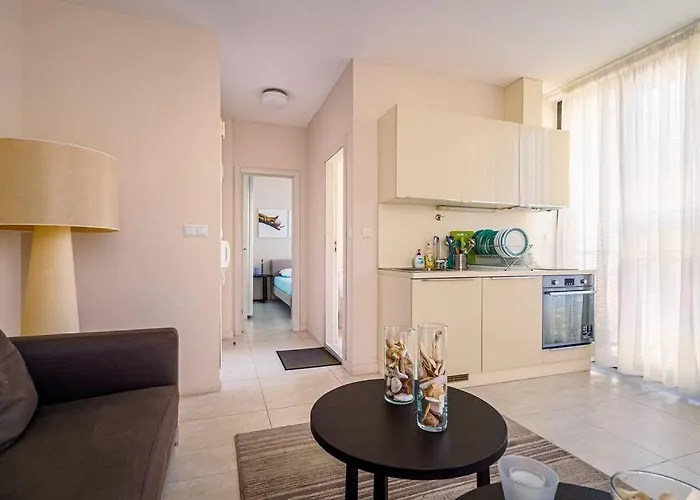 луксозна триетажна къща в центъра на Willa Primorsko