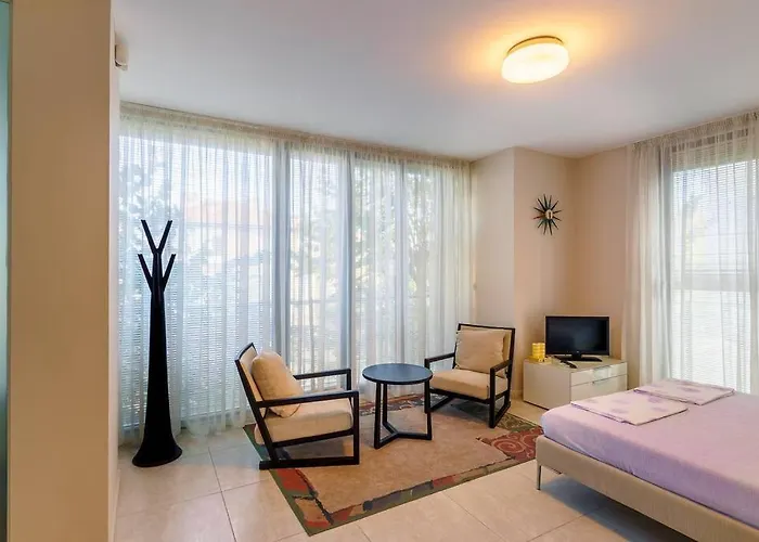 Villa луксозна триетажна къща в центъра на